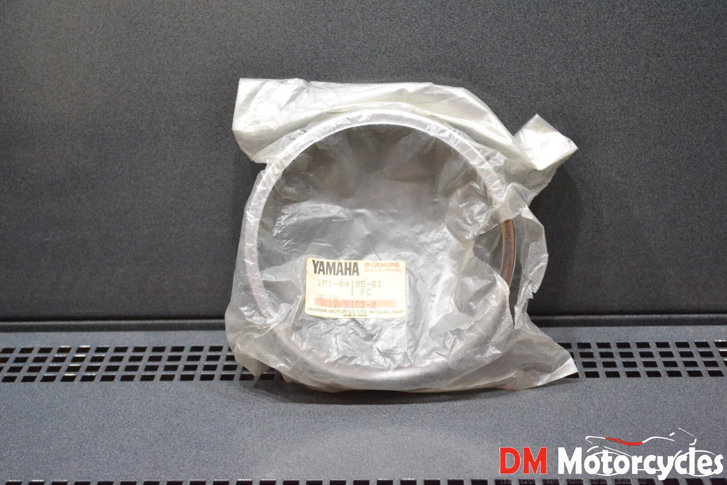 Yamaha genuine nos dt gt 80 1977 - 1983 headlight retaining ring pn 1m1-84195-61