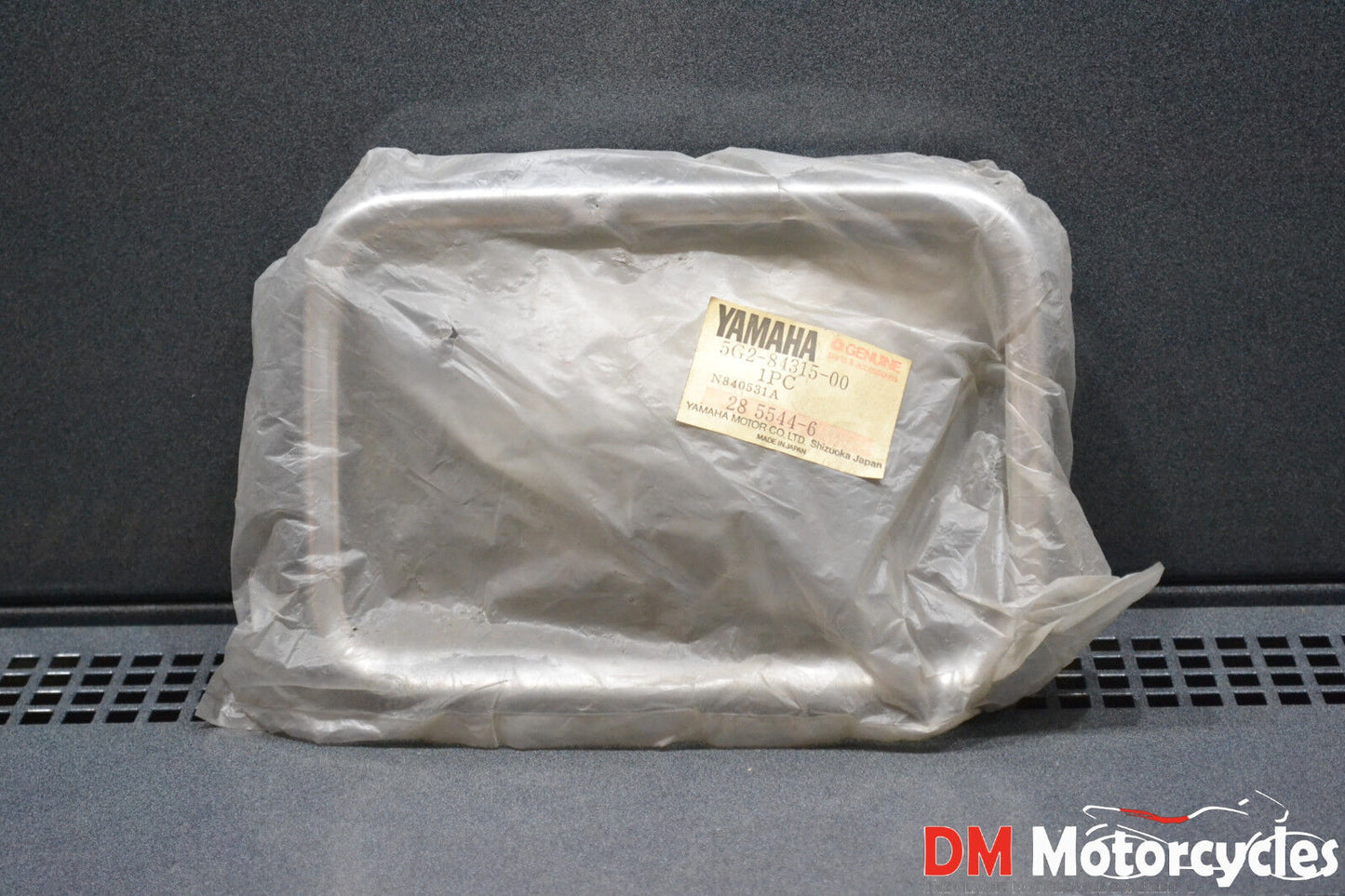 Yamaha genuine nos xj 750 xj 750 1981 - 1983 headlight rim pn 5g2-84315-00