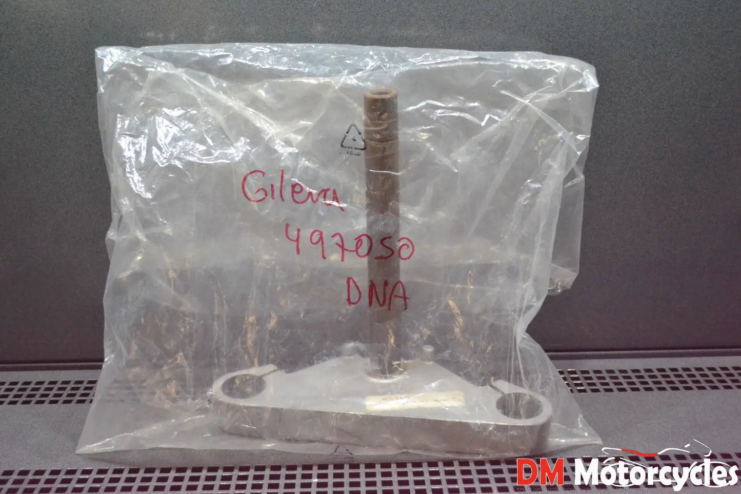 Piaggio genuine new gilera dna 50 125 180cc 2001 - 2004 under bracket pn 497050
