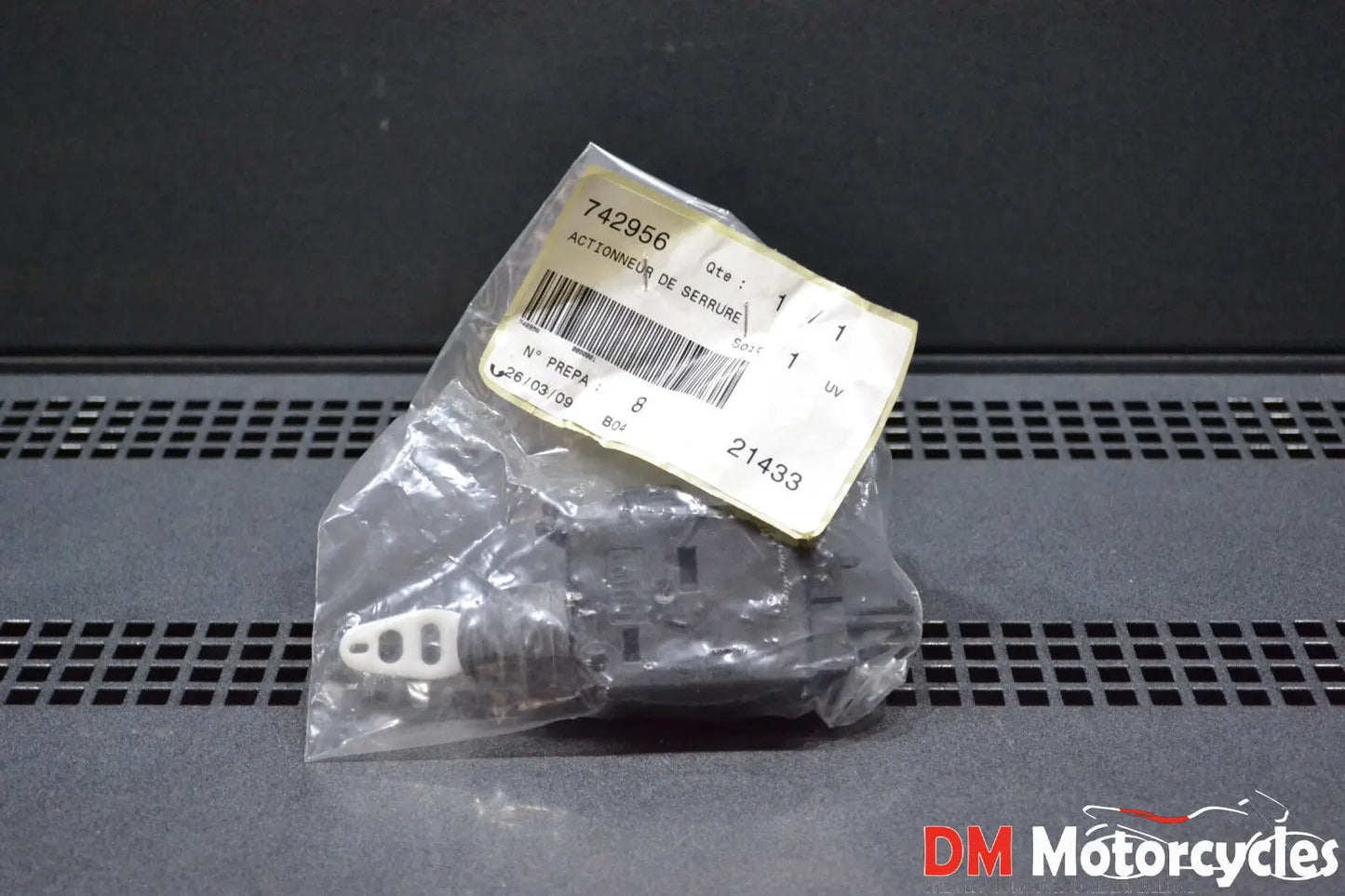 Peugeot genuine new jet force seat switch actuator lock pn 742956