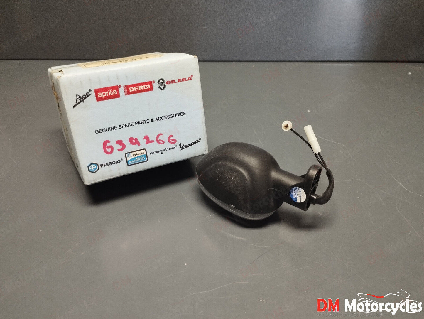 Piaggio genuine beverly 50 250 front left or rear right turn signal pn 639266
