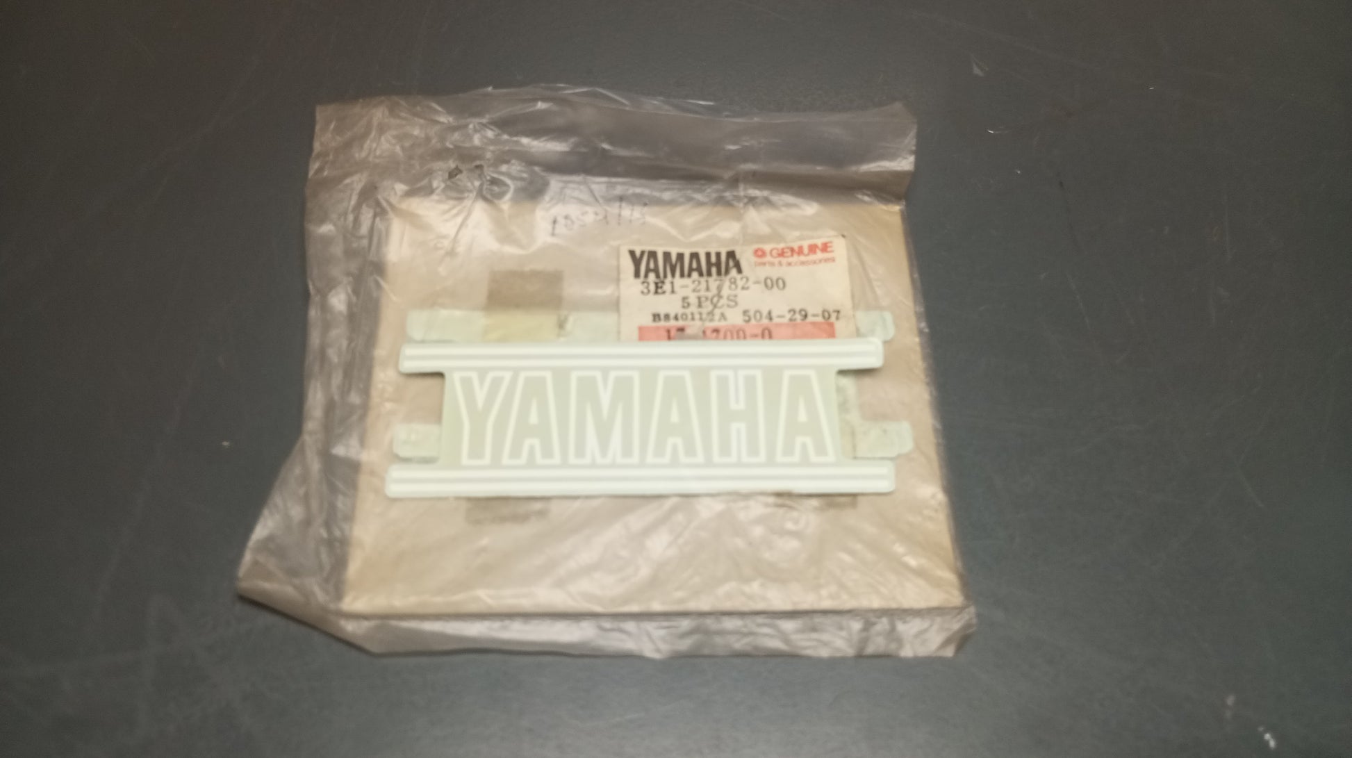 Yamaha genuine nos v80 1978 emblem 2 decal pn 3e1-21782-00