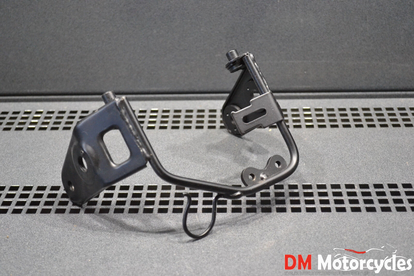 Yamaha genuine nos xt125 xt200 82 - 83 headlight stay pn 15a-23174-00