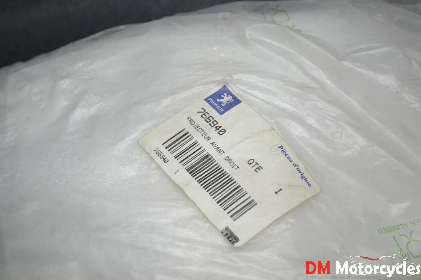 Peugeot genuine new Satelis 125 - 500 2007 - on right head light assy pn 766940