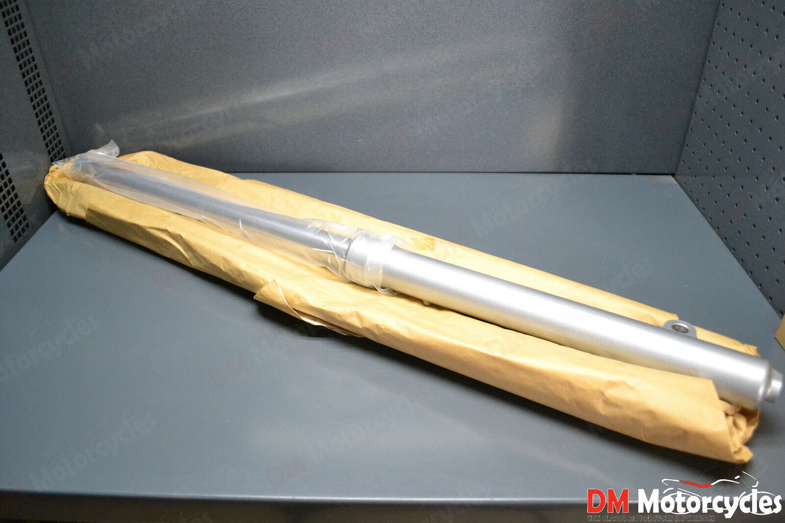 Yamaha genuine new XT225 Serrow 2000 right fork assy pn 3rw-23103-70