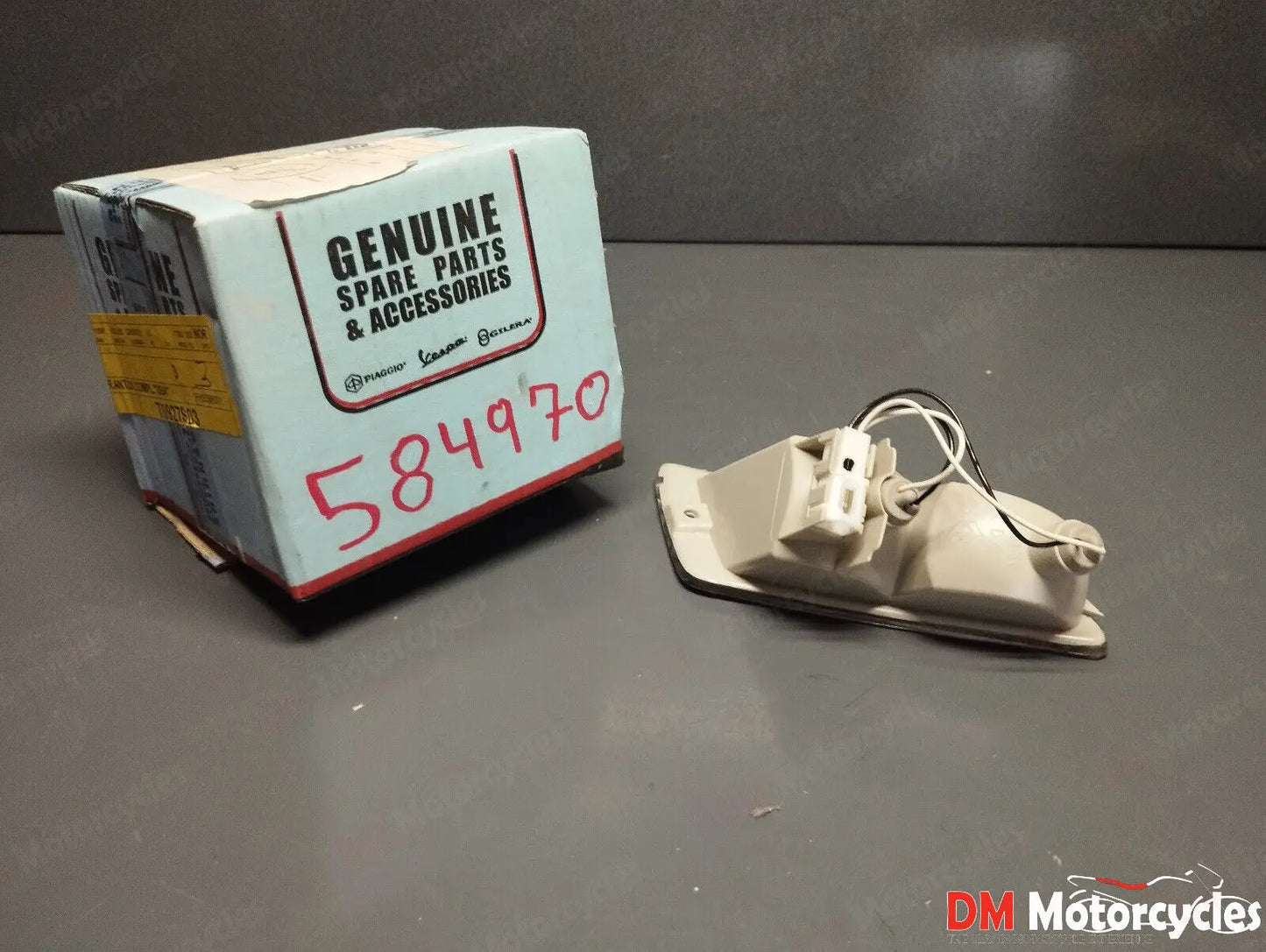 Piaggio genuine new Vespa gt gts 125 250 300 front right turn signal pn 584970