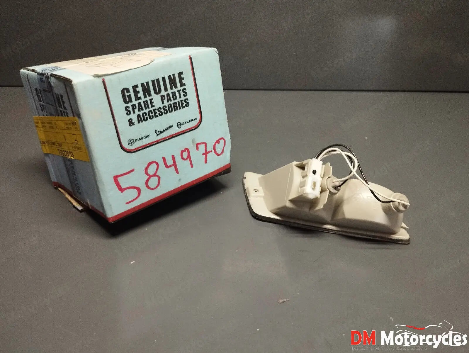 Piaggio genuine new Vespa gt gts 125 250 300 front right turn signal pn 584970