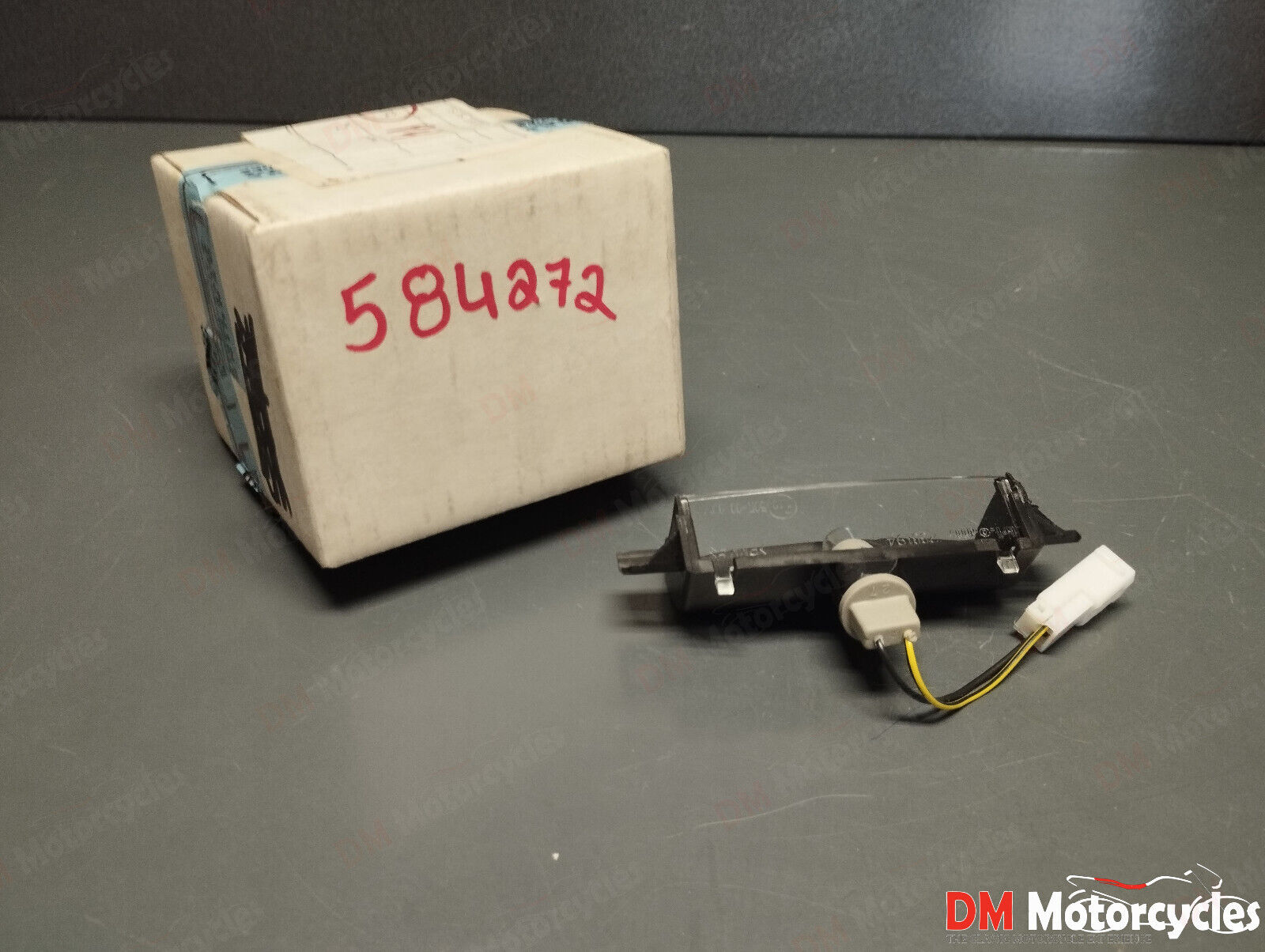 Piaggio genuine new x8 125 200 250 rear license plate light pn 584272