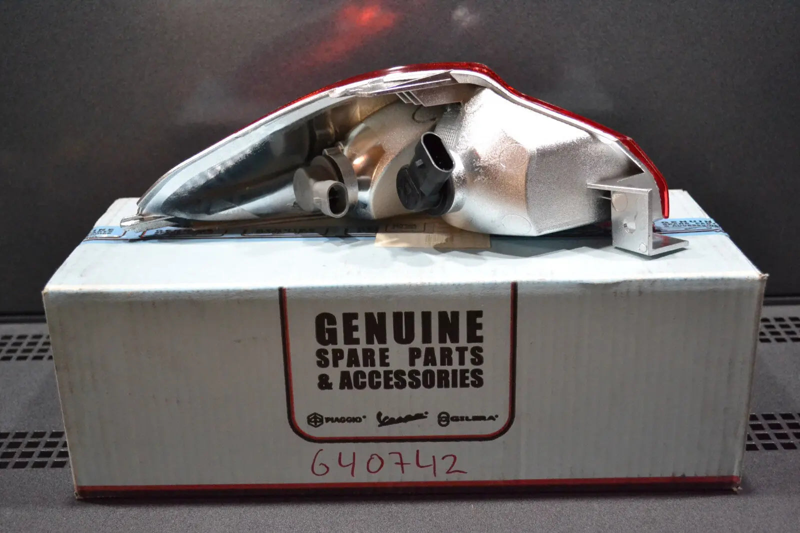 Piaggio genuine new x7 125 250 rh tail brake light pn 640742