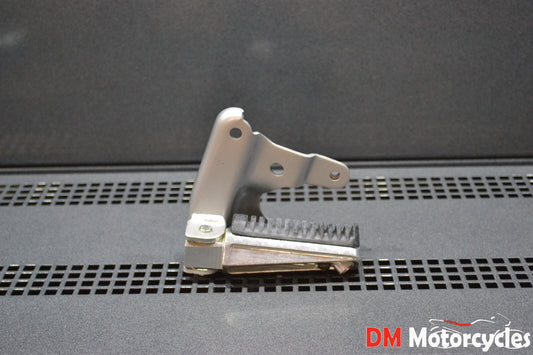 Yamaha genuine new xp500 tmax 500 2001 - 2006 rear foot peg pn 5gj-27430-00