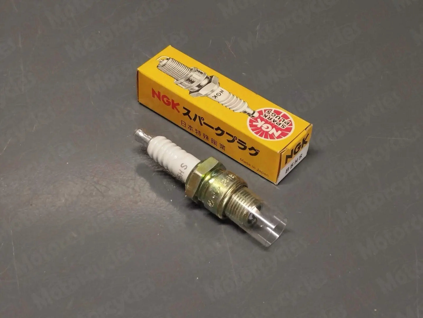 New NGK B5HS Spark Plug x1