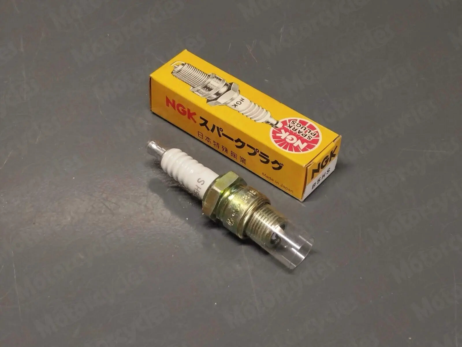 New NGK B5HS Spark Plug x1