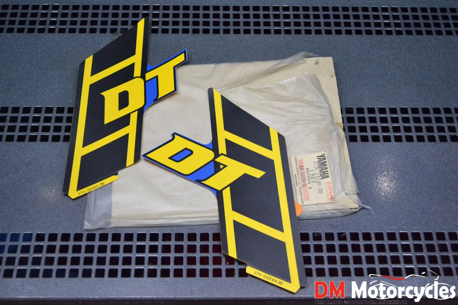 Yamaha genuine nos dt175 dt 175  fuel tank decals pn 37n-24240-20