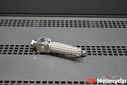 Yamaha genuine new yzf r6 2001 - 2002 front footrest pn 5mt-27410-00