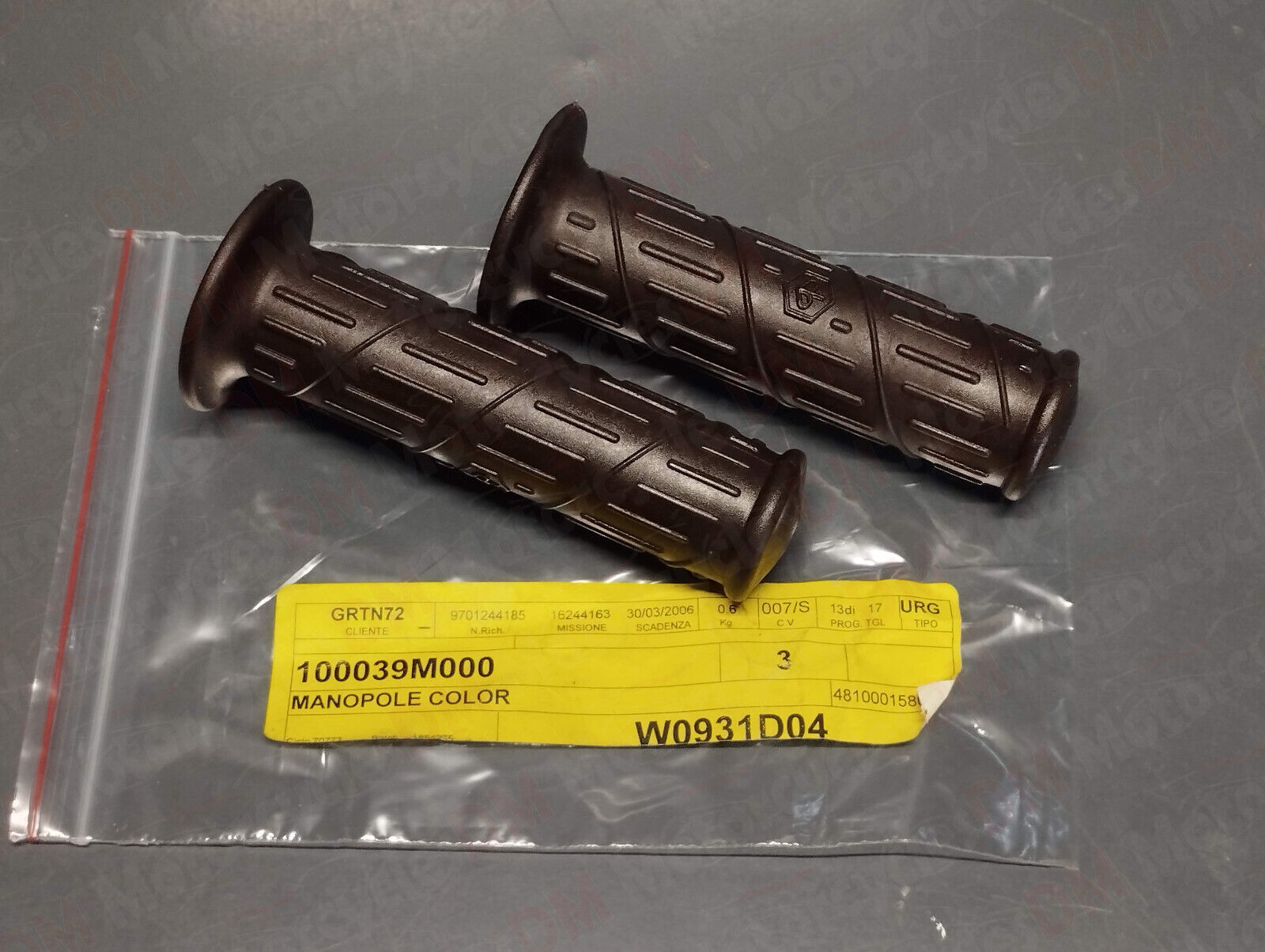 Piaggio genuine new vespa et2 eta domino pair of knobs rh lh grip pn 100039m000