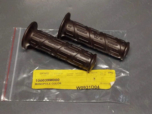 Piaggio genuine new vespa et2 eta domino pair of knobs rh lh grip pn 100039m000