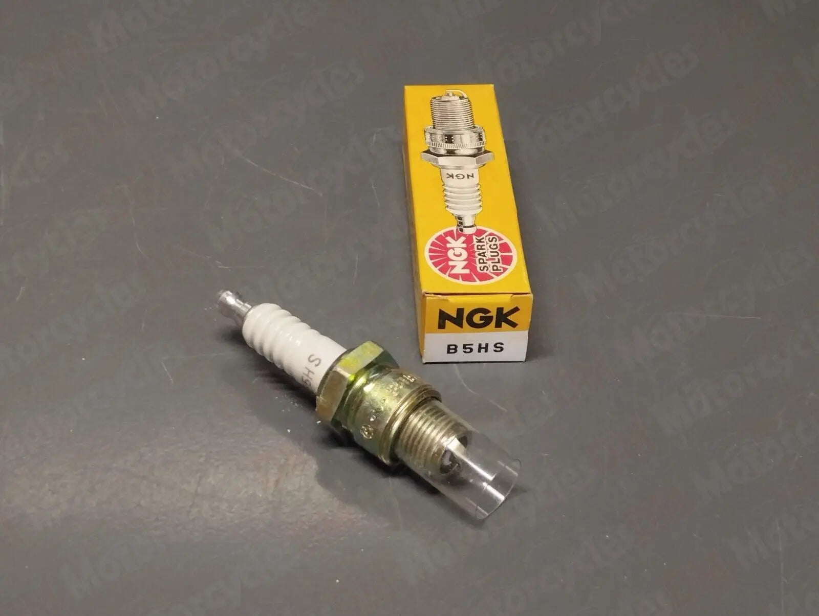 New NGK B5HS Spark Plug x1