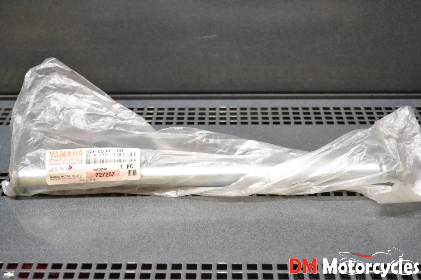 Yamaha genuine new fzr 1000 gts yzf 600 road star rear wheel axle pn 3gm-25381-00
