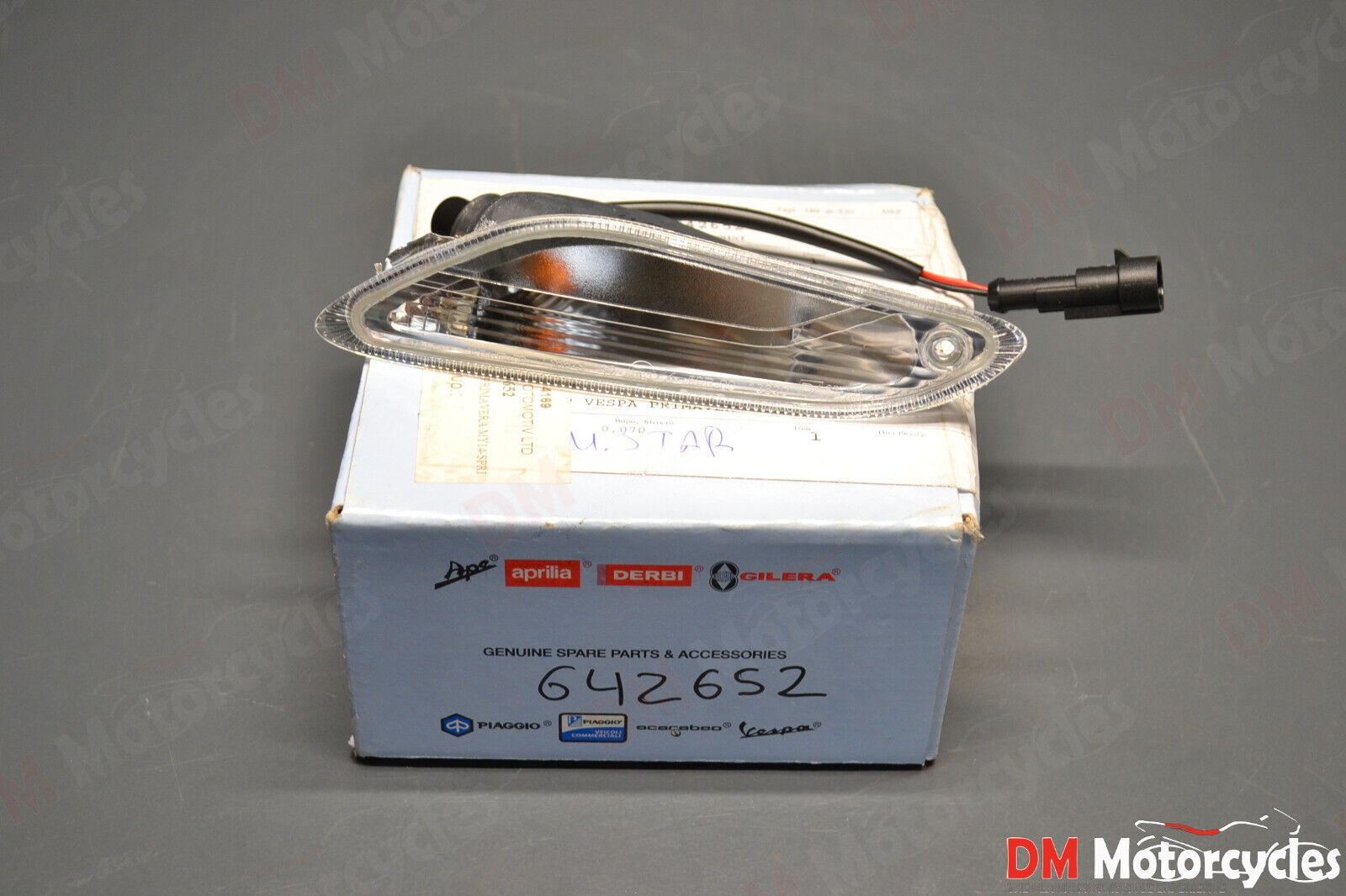 Piaggio vespa primavera genuine new rear left turn signal pn 642652