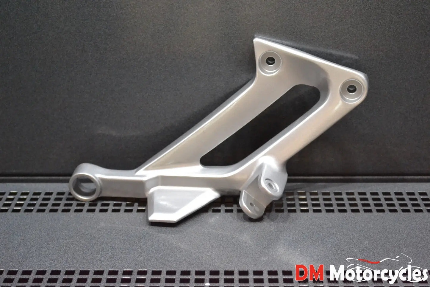 Yamaha genuine new fjr 1300 fjr 1300 03 - 05 footrest bracket pn 5jw-2742l-00