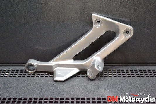 Yamaha genuine new fjr 1300 fjr 1300 03 - 05 footrest bracket pn 5jw-2742l-00