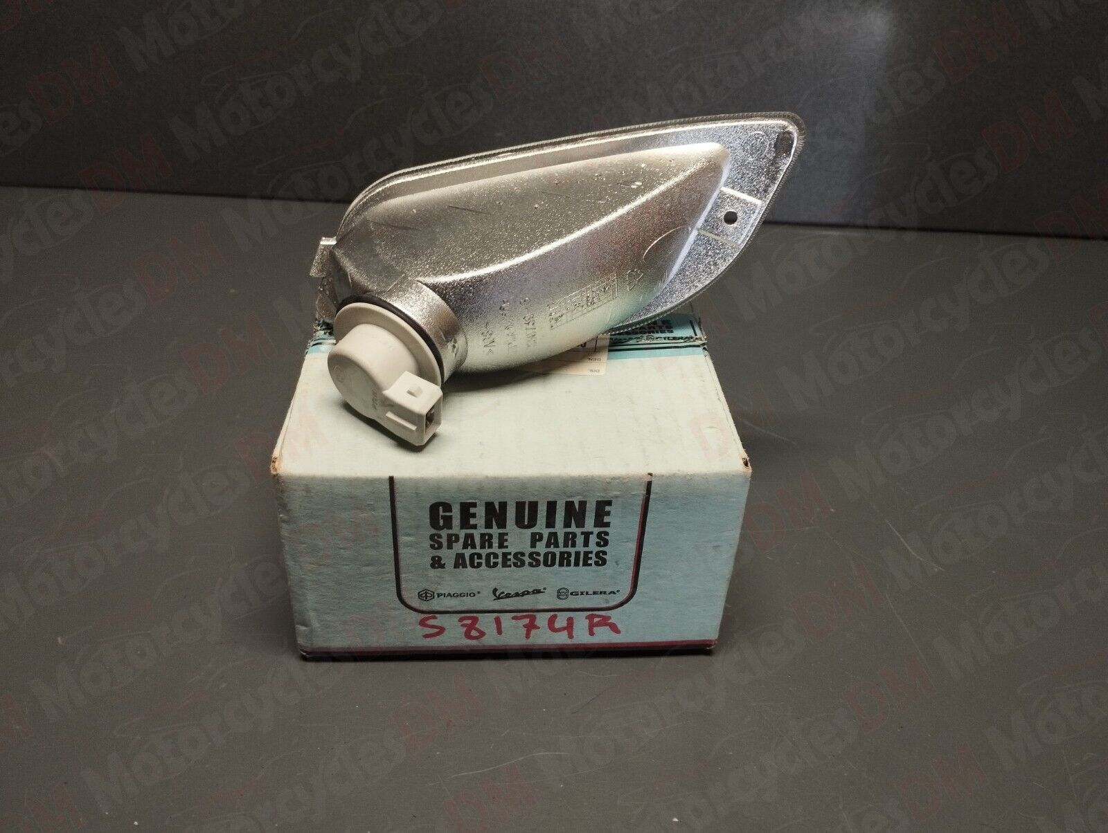 Piaggio genuine new vespa lx 50 125 front left turn signal pn 58174r