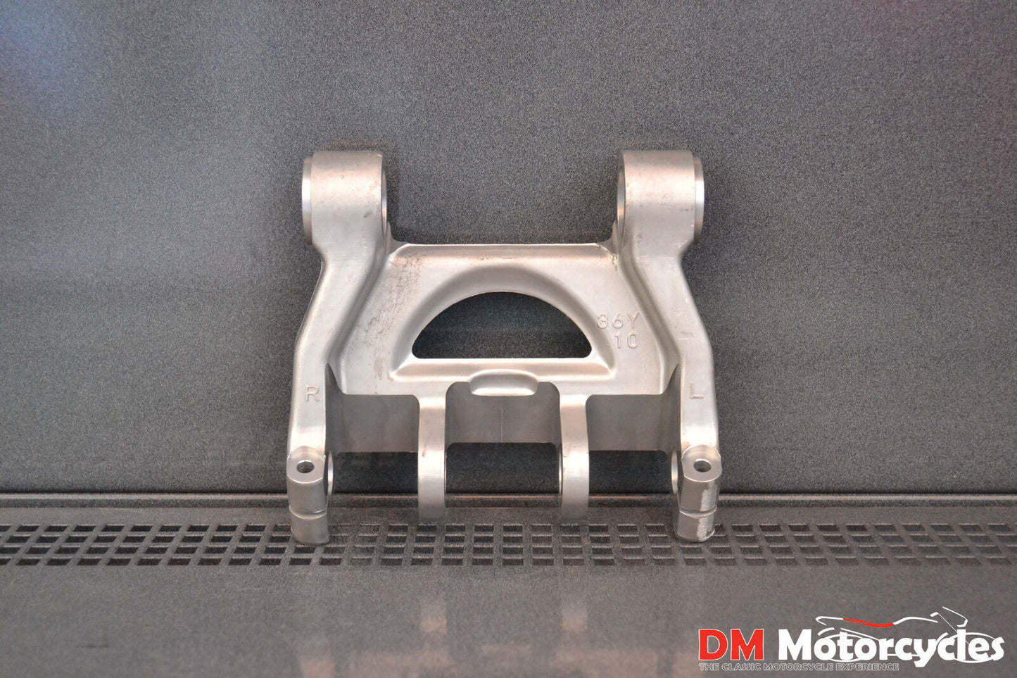 Yamaha genuine new fz750 fj1200 1985 - 1987 swing arm 1 lower pn 1ae-2217m-00
