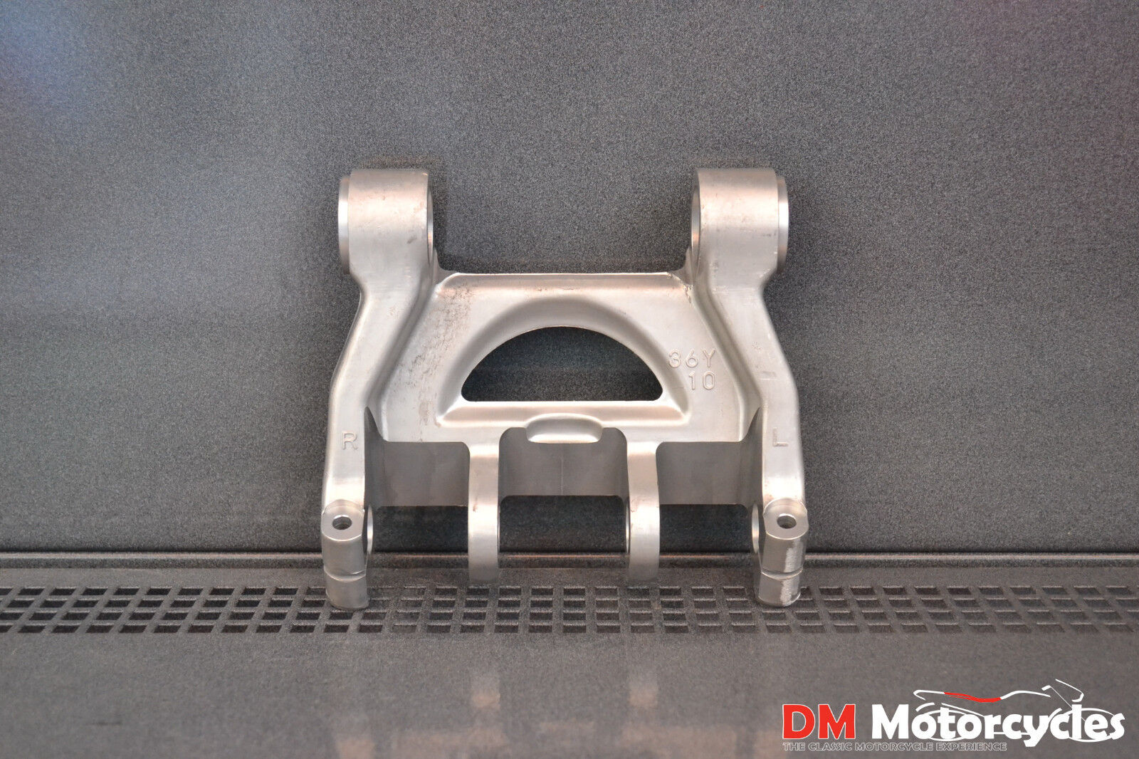 Yamaha genuine new fz750 fj1200 1985 - 1987 swing arm 1 lower pn 1ae-2217m-00