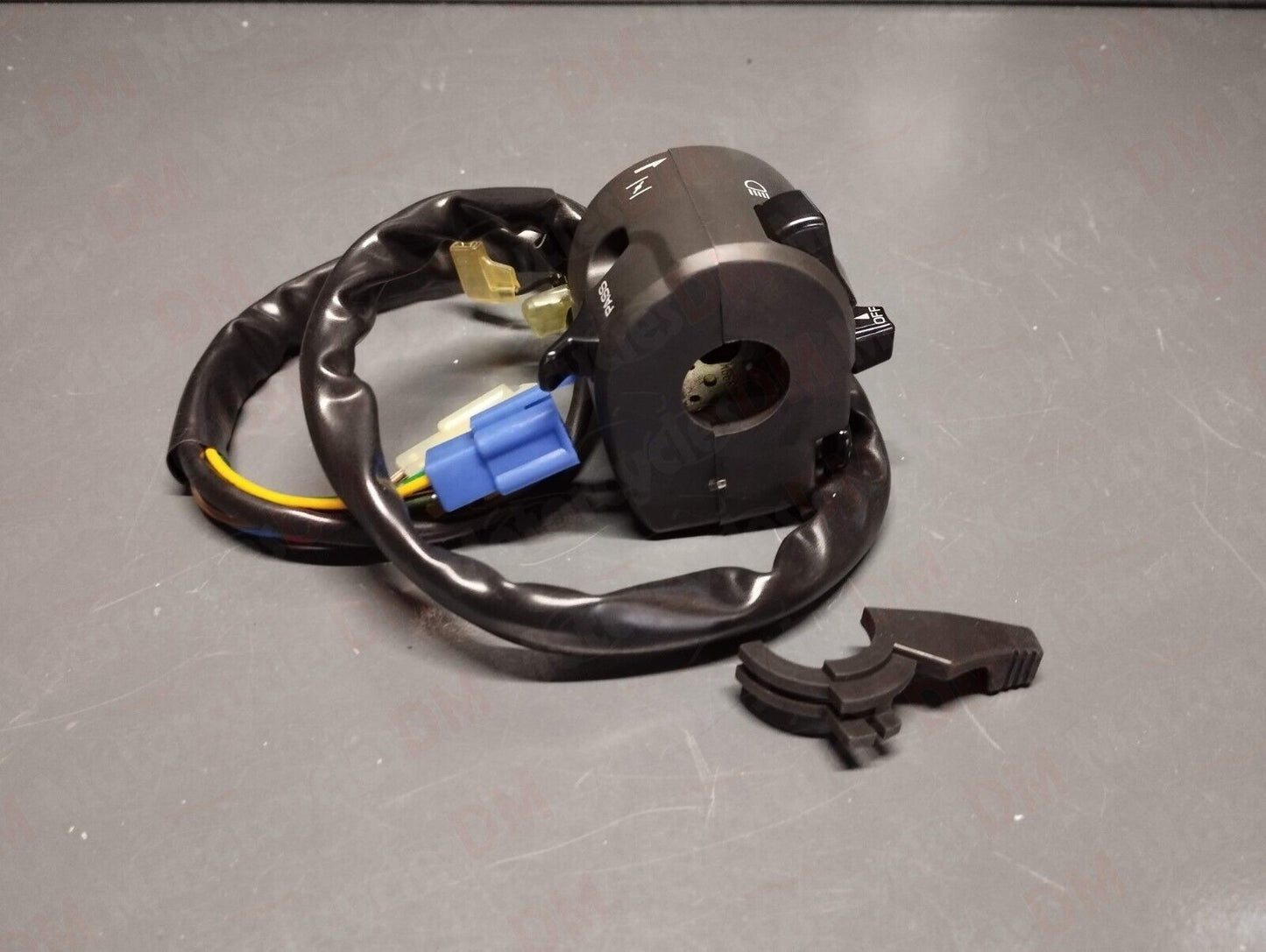 Yamaha genuine new yzf r1 1998 - 1999 switch gear assy pn 4xv-83972-01