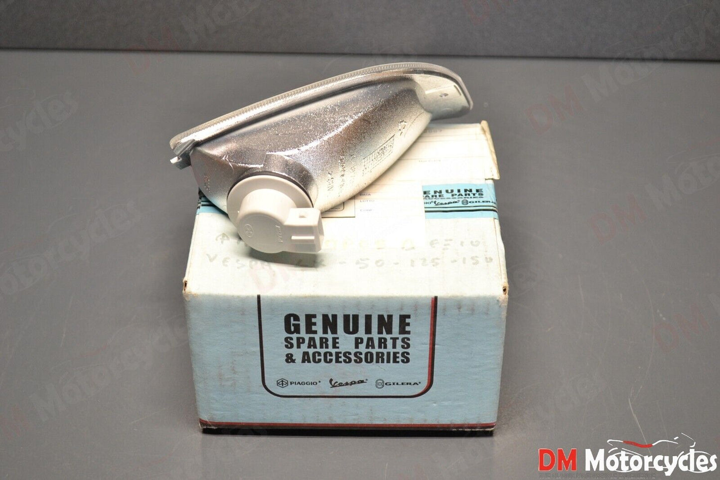 Piaggio genuine new vespa lx lxv s 50 - 150 front right turn signal pn 638650