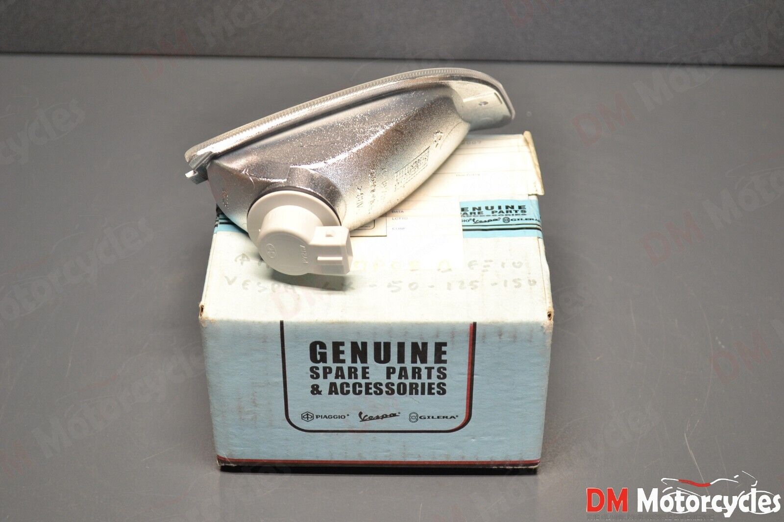 Piaggio genuine new vespa lx lxv s 50 - 150 front right turn signal pn 638650