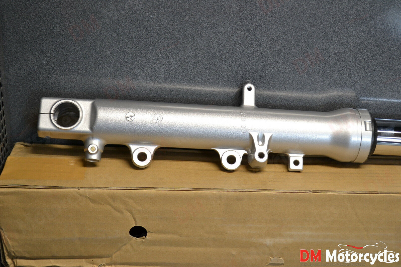 Yamaha genuine new YZF R6 2001 front right fork assy pn 5mt-23103-01