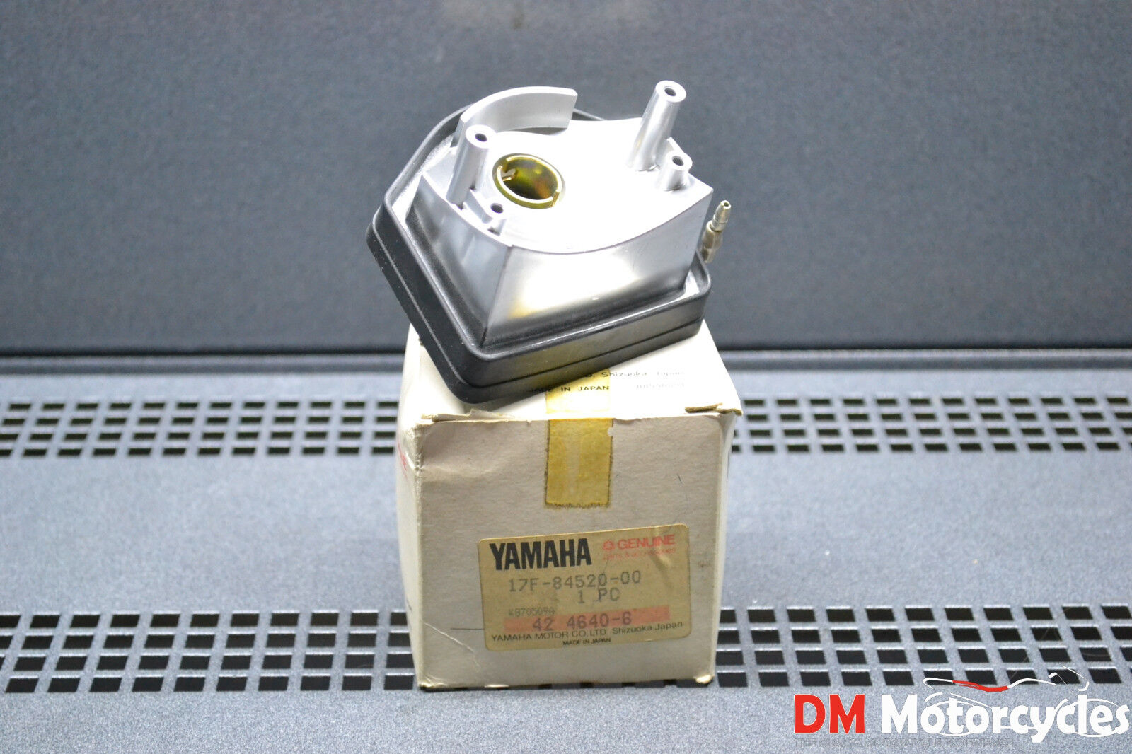 Yamaha genuine nos dt125 92 02 rear brake light housing pn 17f-84520-00