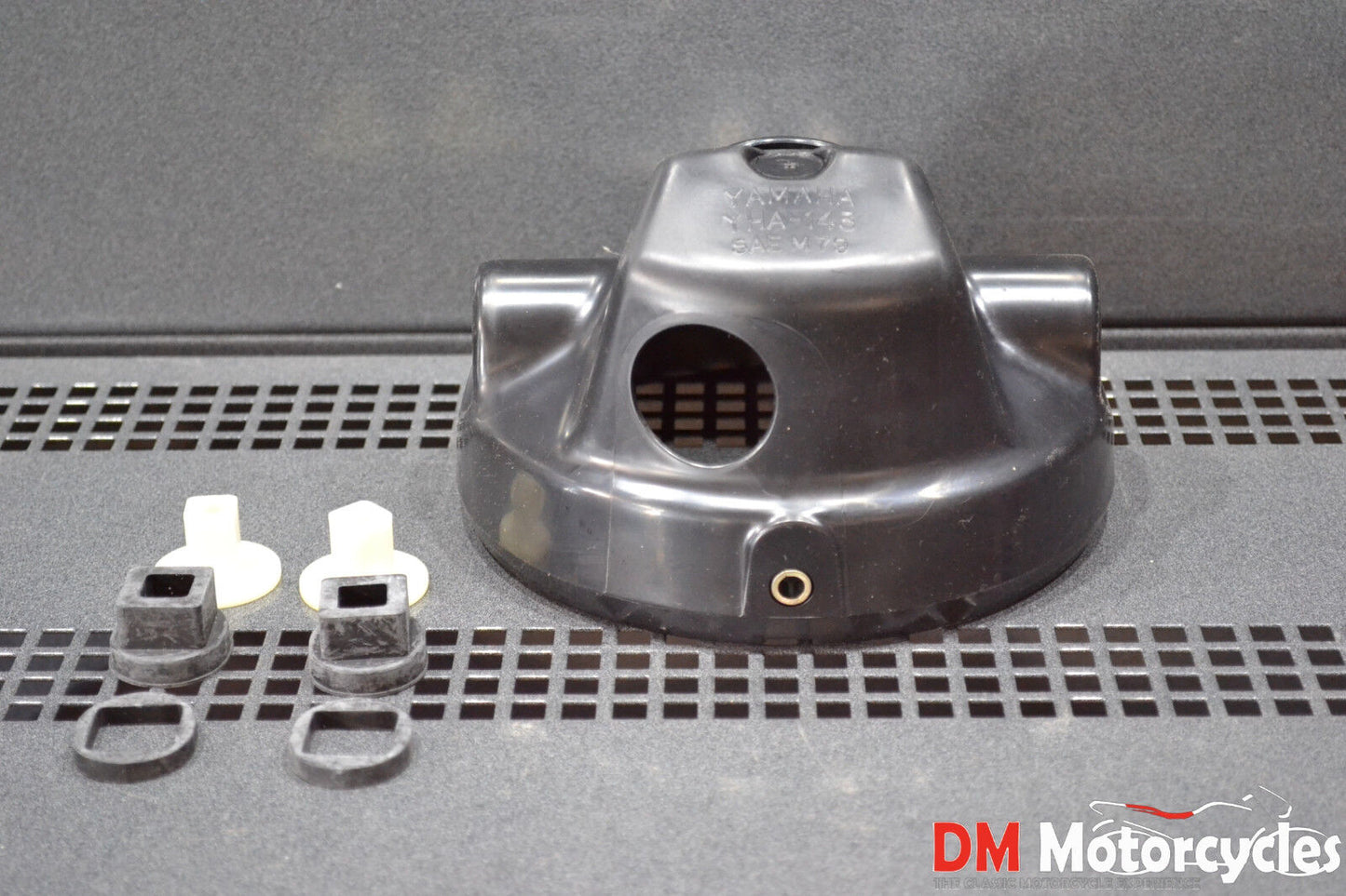 Yamaha genuine nos dt 125 dt 175 xt 250 xt 200 xt 550 headlight bucket 3j0-84130-60