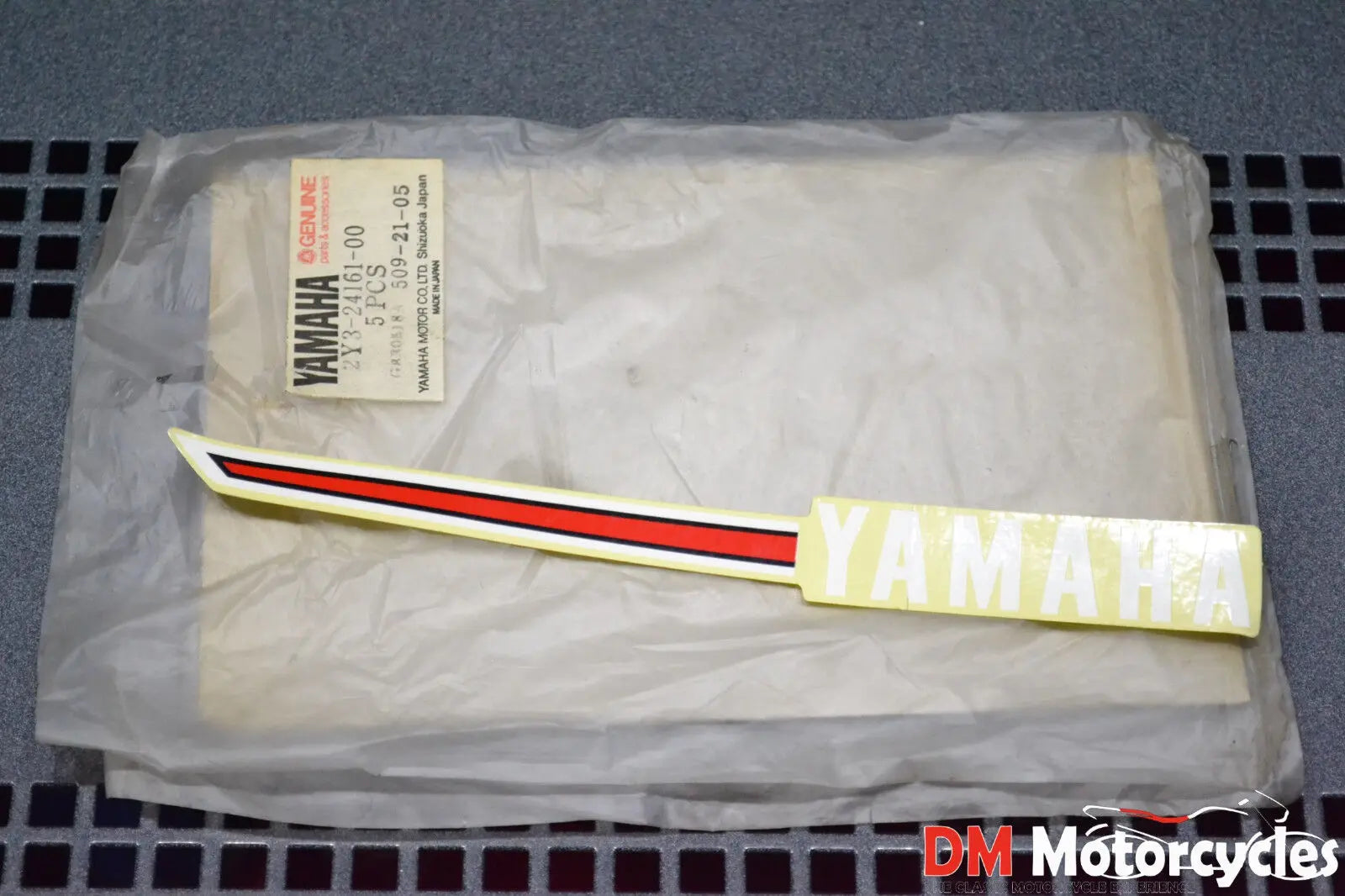 Yamaha genuine nos v80 v 80 mate rh side decal pn 2y3-24161-00