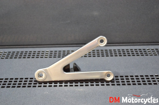Yamaha genuine new yzf r1 2000 - 2001 front foot bracket 2 pn 5jj-27442-00