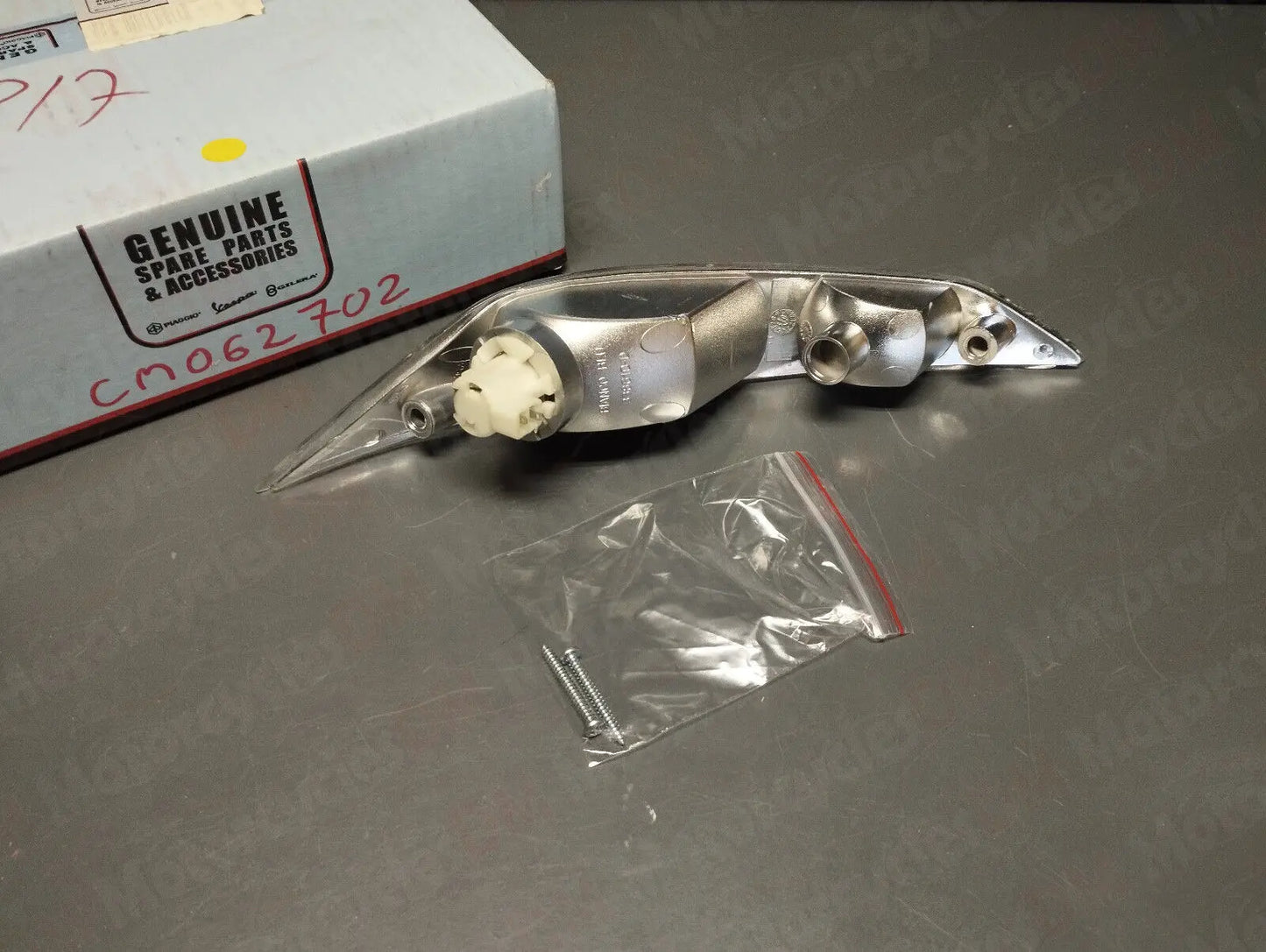 Piaggio genuine new zip 50 2t 4t sp right front turn signal pn cm062702
