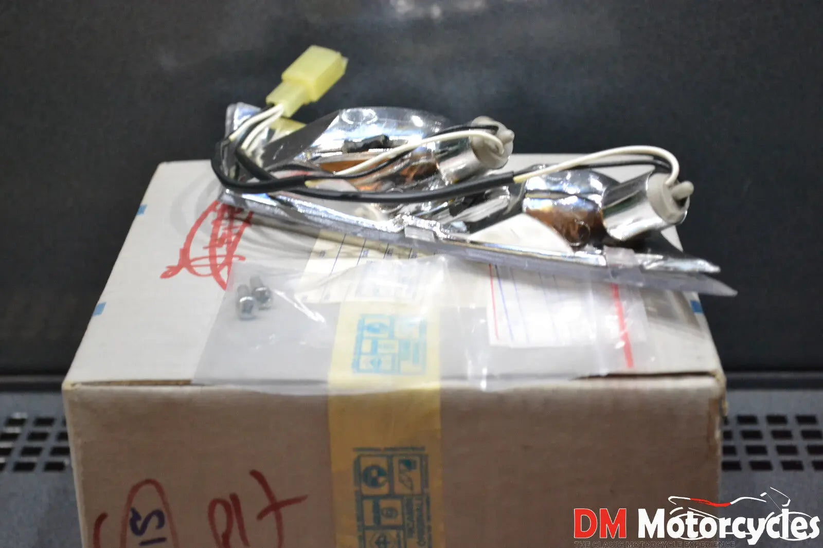Piaggio genuine new zip lh rear indicator assy pn 581315