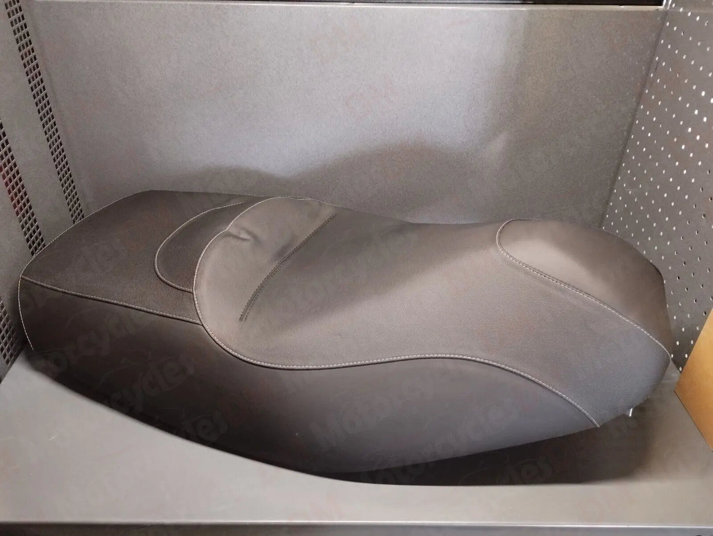 Piaggio genuine new MP3 125 - 500 2007 heated seat saddle pn 65417000ed