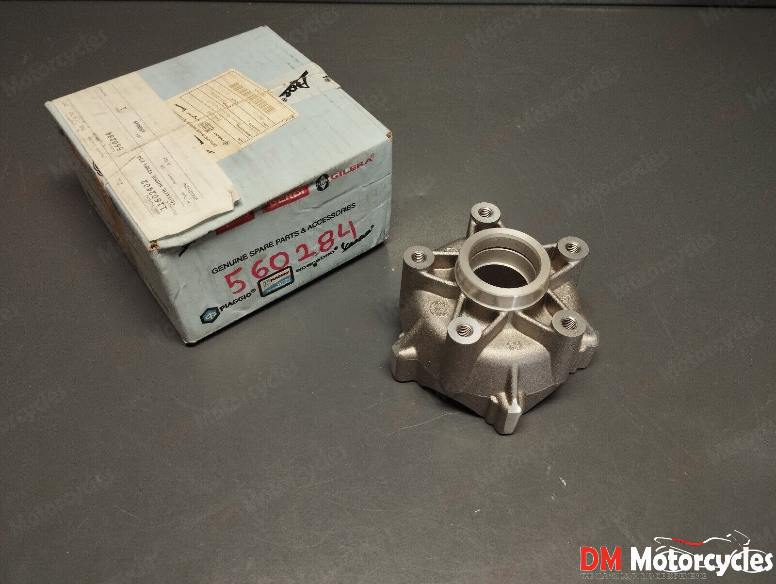 Piaggio genuine new vespa lx 50 - 150 4T front wheel hub pn 560284