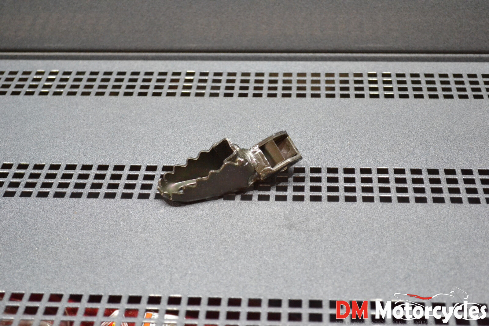 Yamaha genuine nos dt mx xt yz rt footrest peg 1 pn 22w-27411-01-90