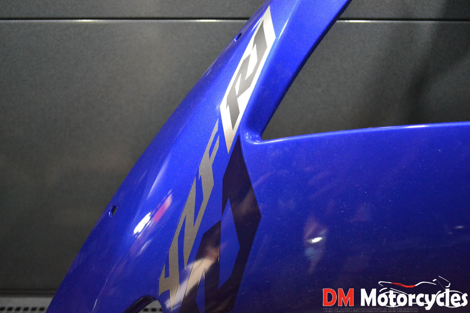 Yamaha genuine new yzf r1 2002 left side panel 1 pn 5pw-y283u-10-p1