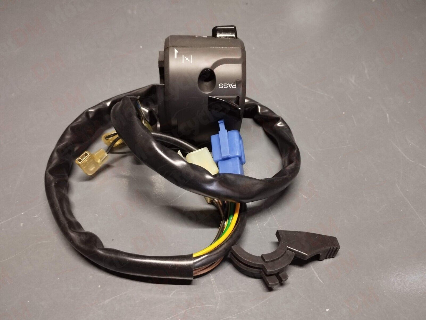 Yamaha genuine new yzf r1 1998 - 1999 switch gear assy pn 4xv-83972-01