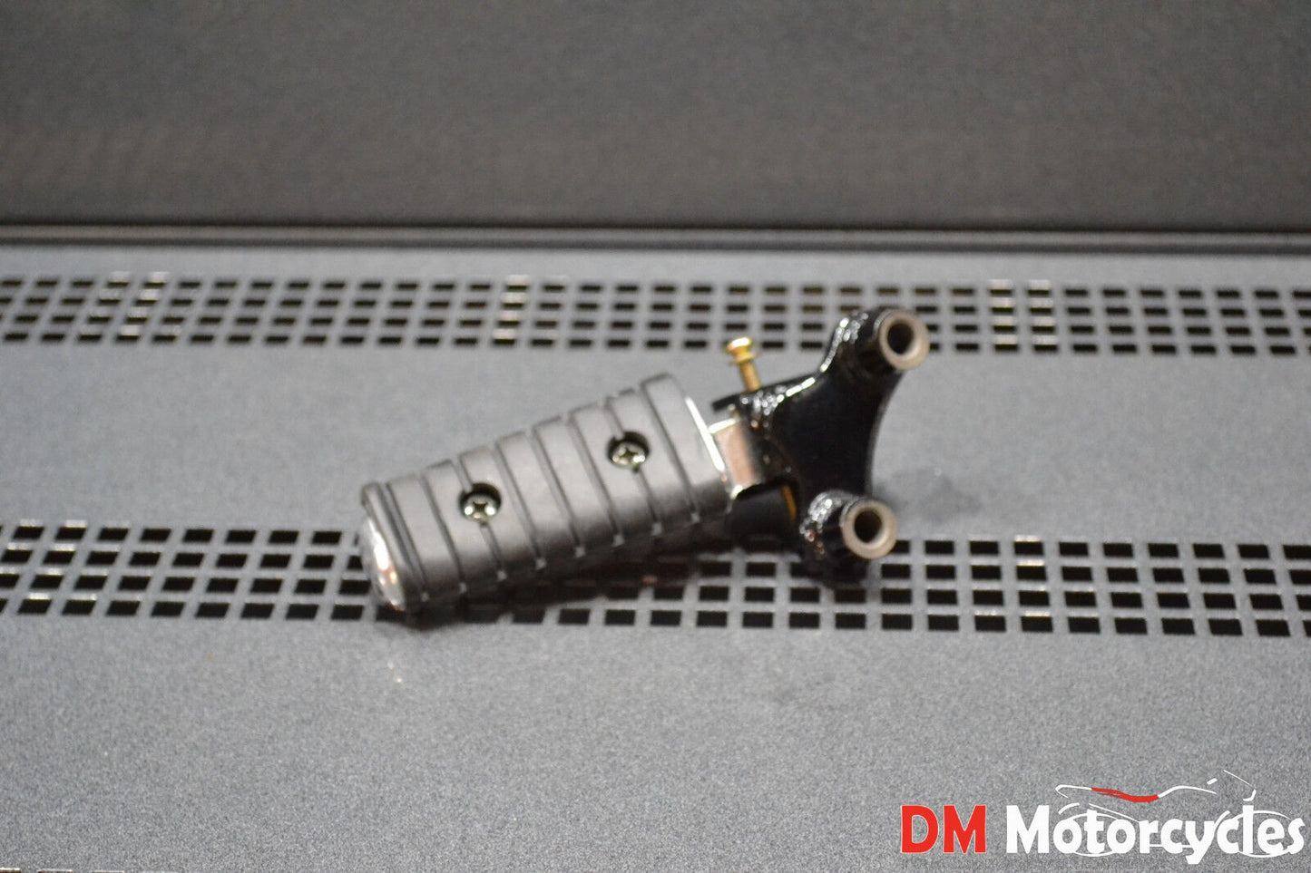Yamaha genuine new royal star 1996 - 2001 rear footrest peg 1 pn 4nk-27430-00