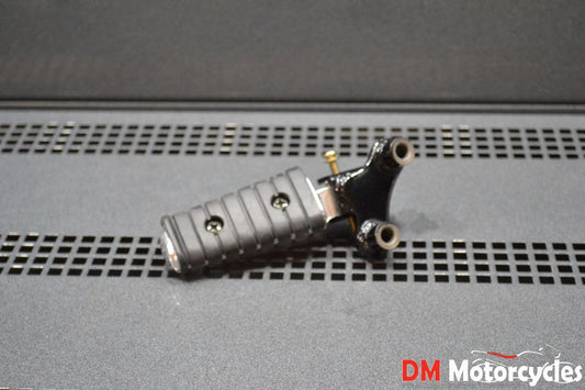 Yamaha genuine new royal star 1996 - 2001 rear footrest peg 1 pn 4nk-27430-00