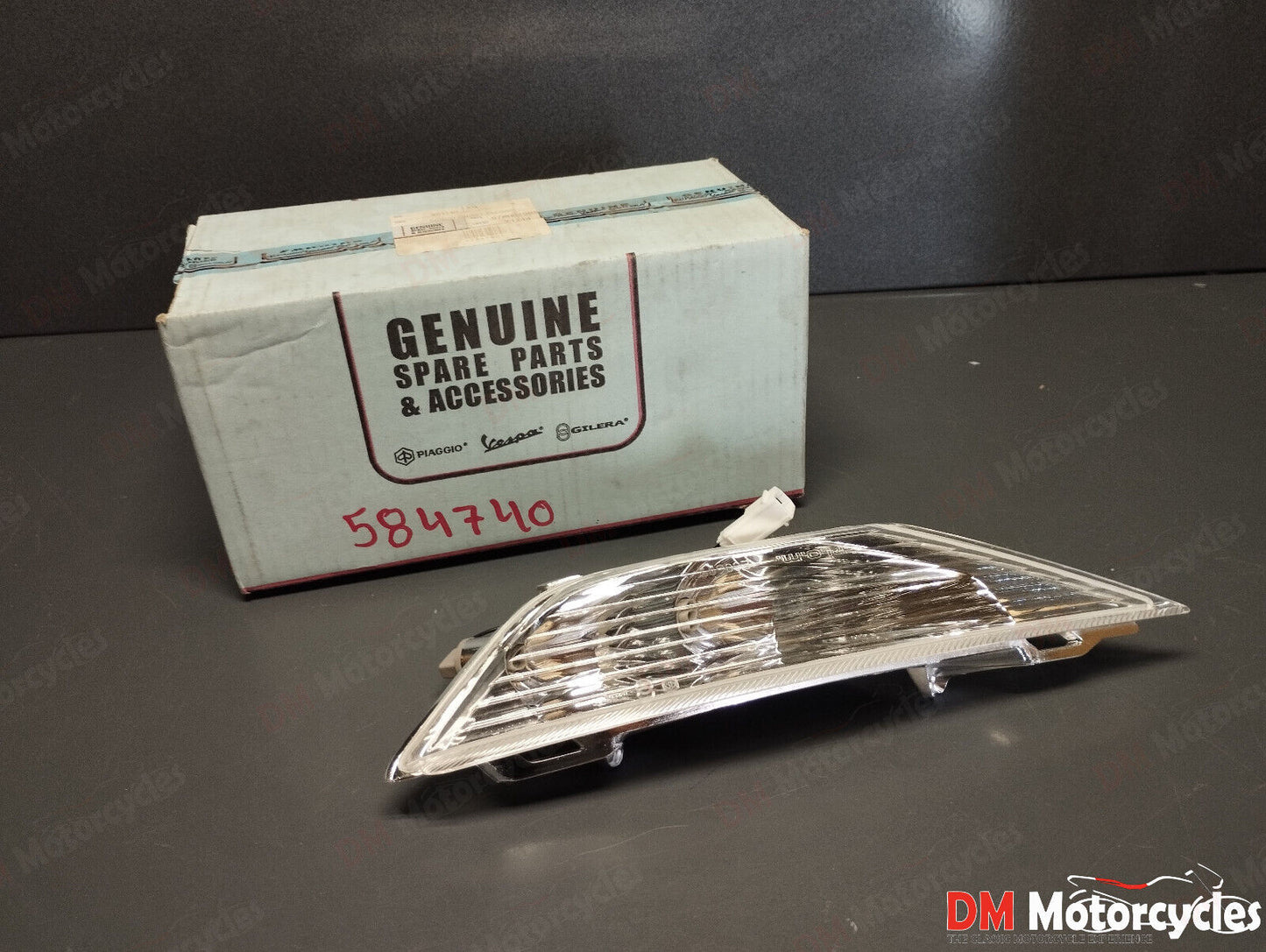 Piaggio genuine new x8 125 - 400 front left turn signal pn 584740