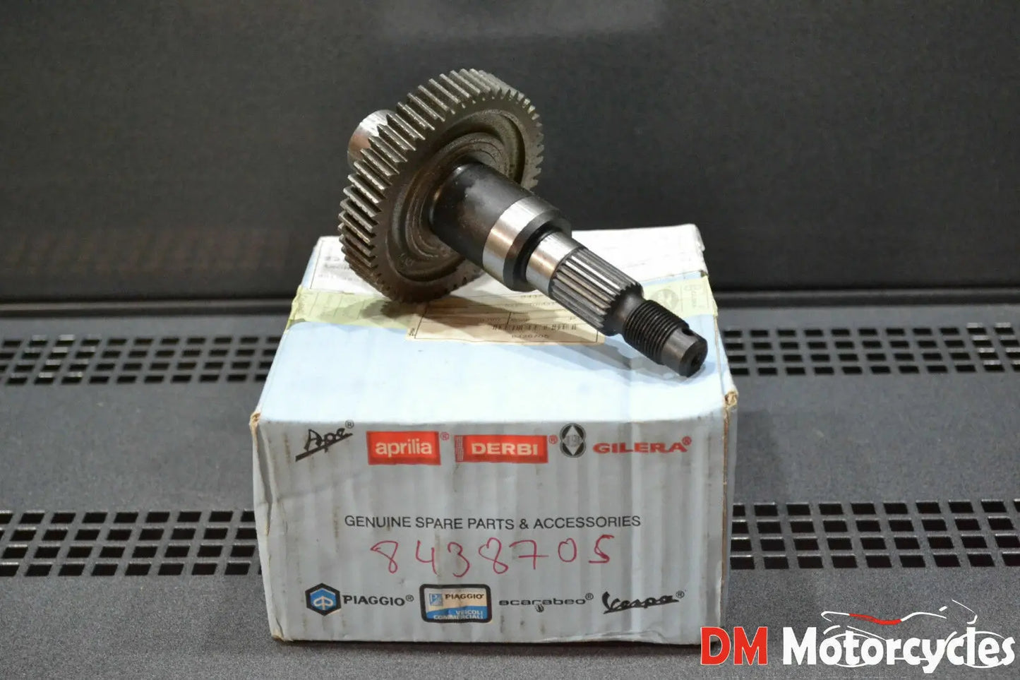 Piaggio genuine new fly 100 zip 50 rear wheel axle pn 8438705