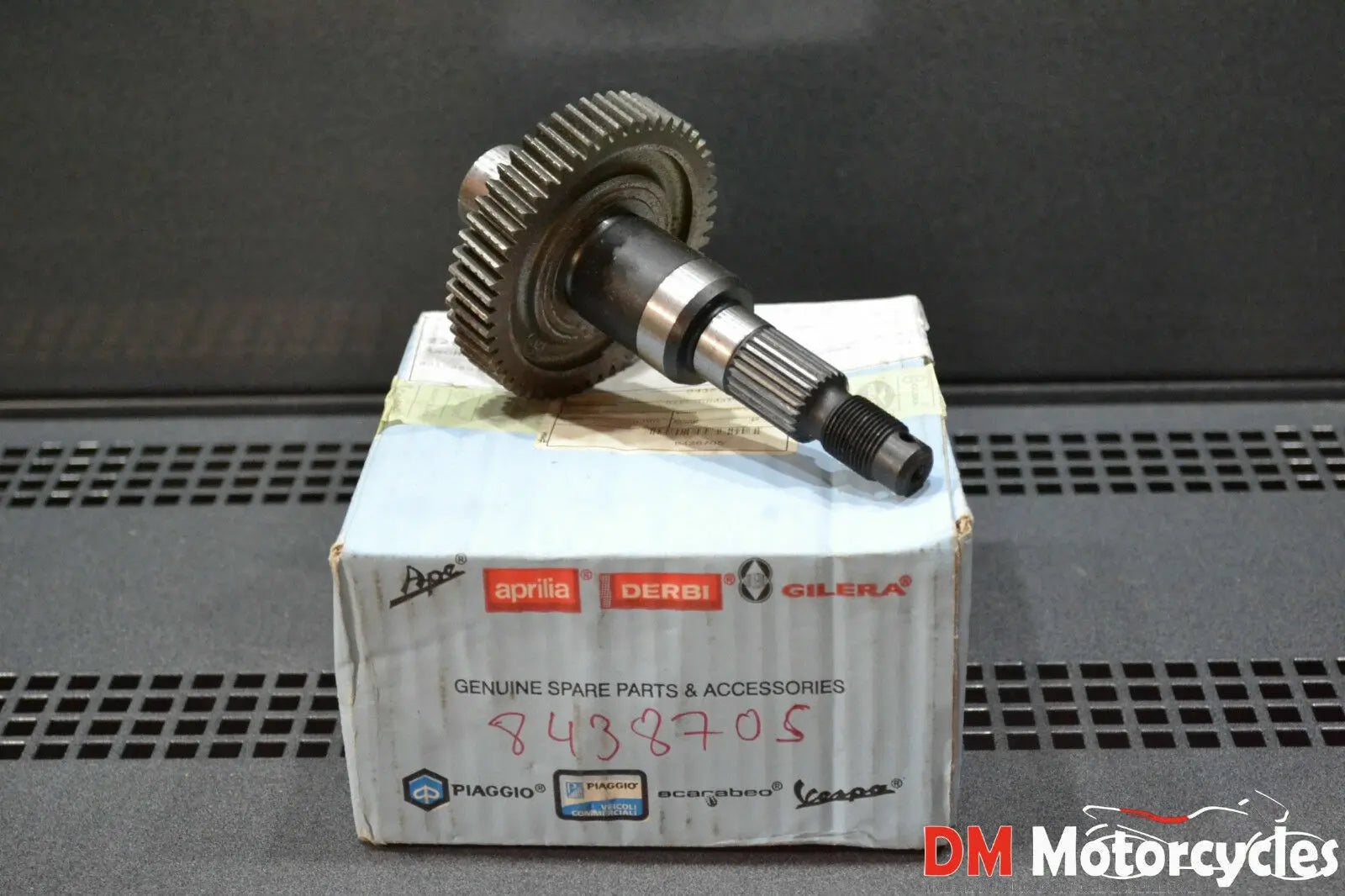 Piaggio genuine new fly 100 zip 50 rear wheel axle pn 8438705