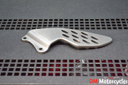 Yamaha genuine new yzf r1 04 - 06 lh foot peg plate pn 5vy-27445-00