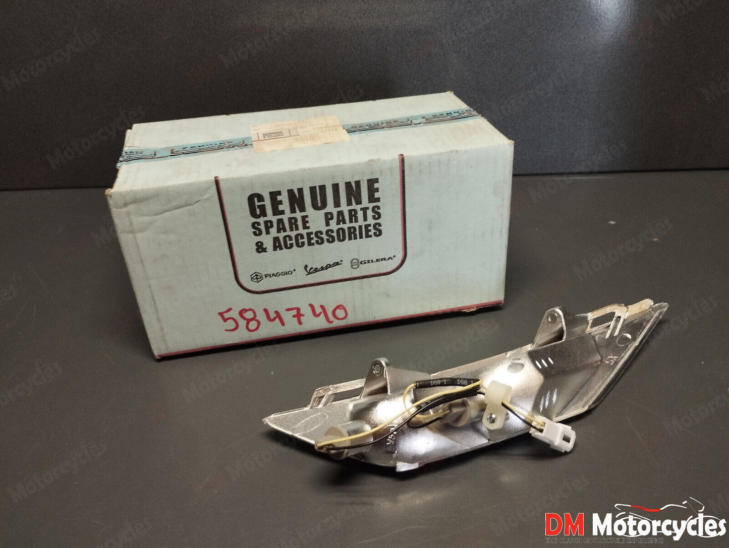 Piaggio genuine new x8 125 - 400 front left turn signal pn 584740